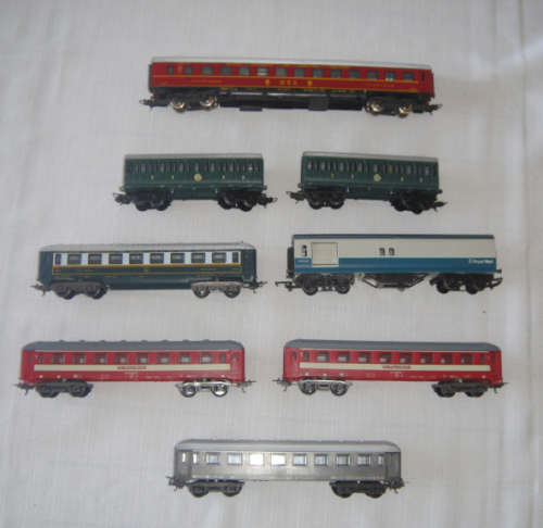 Collection of Train Sets: Lot 4 of 5 (8 Carriages  various)