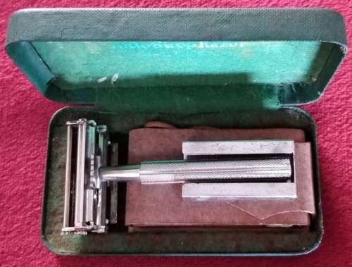 Crazy R1 Start Auction!   Vintage Valet Auto Strop Razor in Original Tin Case and Box
