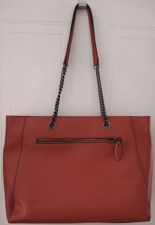 Leather hand bag with zip closure. Size 43 x 31 x 10.
