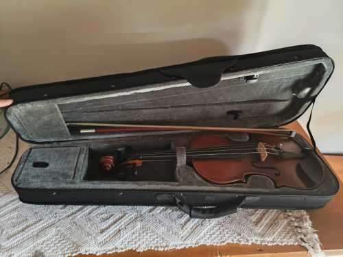Sonata student violin outfit JYVLE-900  Sizes 4/4 (Price neg)