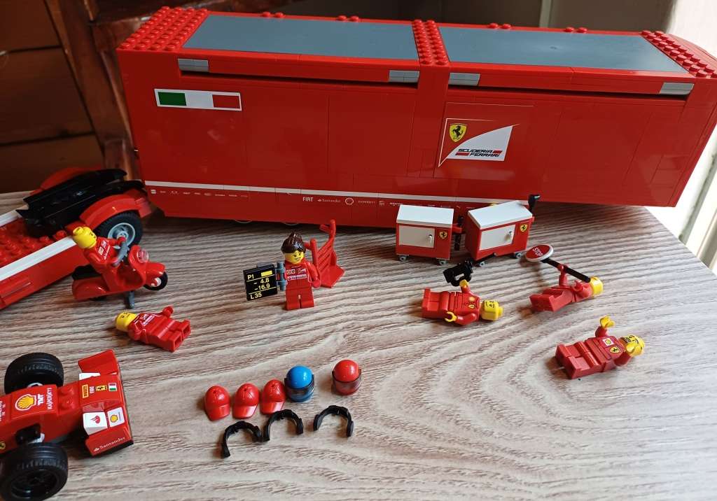 LEGO RETIRED F14 T & Scuderia Ferrari Truck (75913) Speed Champions