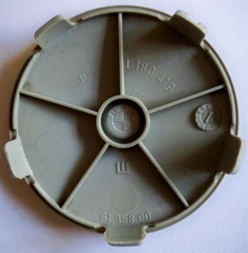 BMW  PLASTIC HUB CAP CENTRE BADGE  IN VERY GOOD CONDITION.