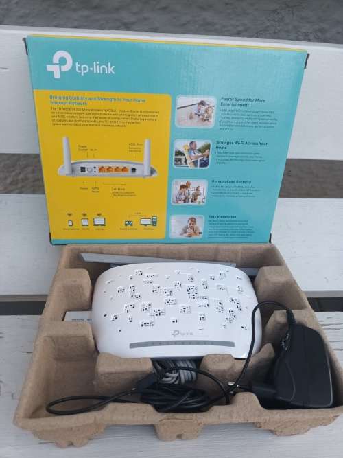 TP-LINK 4-Port 300Mbps Wireless N ADSL2+ Modem Router TD-W8961N