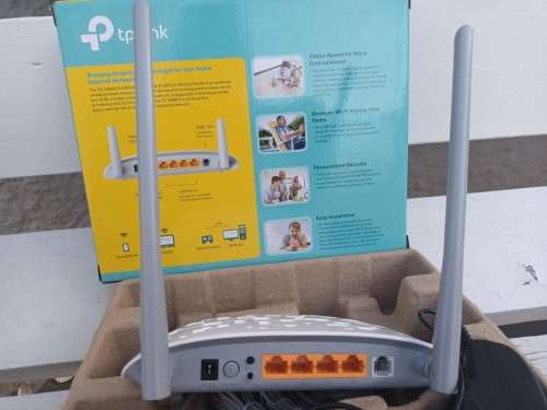 TP-LINK 4-Port 300Mbps Wireless N ADSL2+ Modem Router TD-W8961N