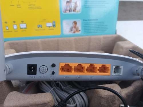 TP-LINK 4-Port 300Mbps Wireless N ADSL2+ Modem Router TD-W8961N