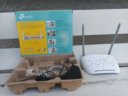 TP-LINK 4-Port 300Mbps Wireless N ADSL2+ Modem Router TD-W8961N