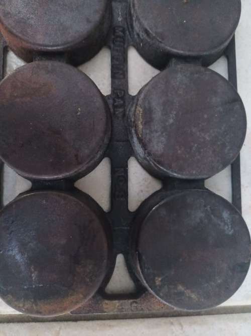 VINTAGE ERIE No.8 Cast Iron Muffin Pan 946