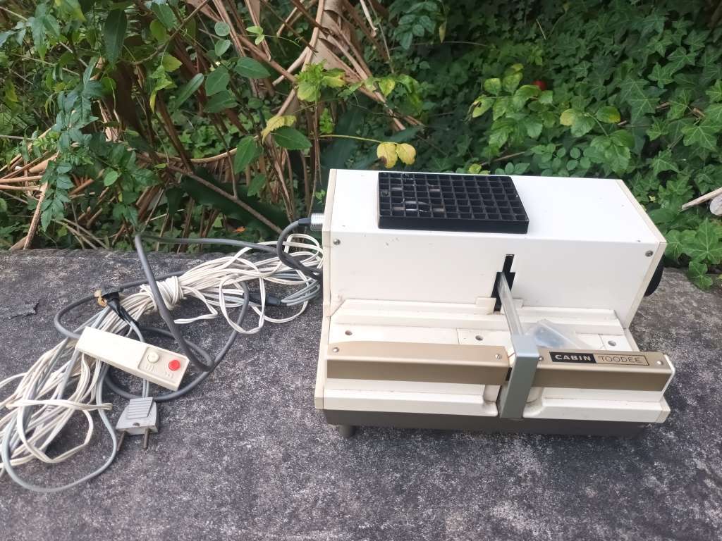VINTAGE Cabin Toodee Slide Projector