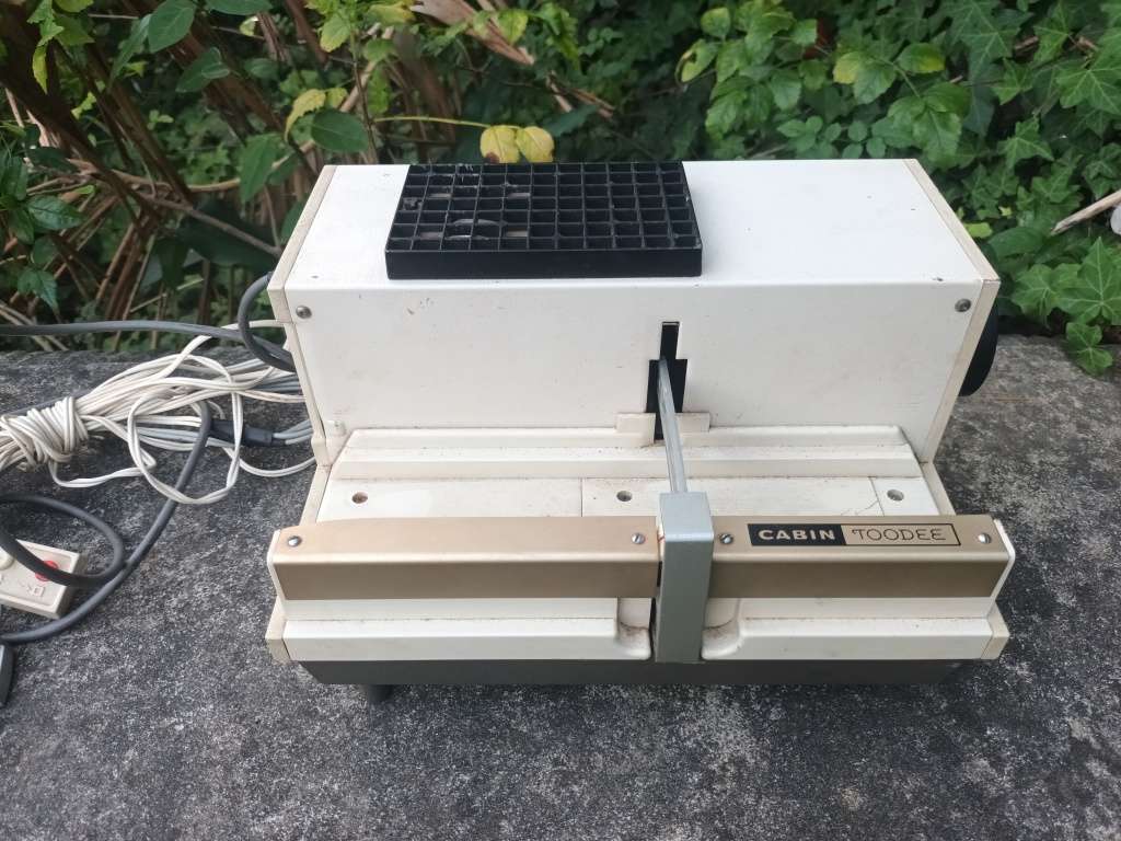 VINTAGE Cabin Toodee Slide Projector