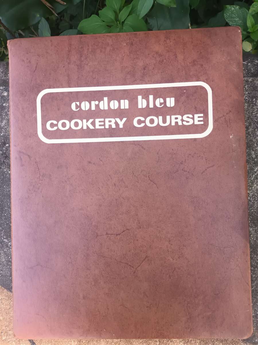 VINTAGE Cordon Bleu Monthly Cookery Course × 9