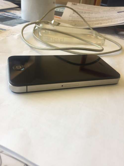 Apple Iphone 4s 16GB - All working and Whatsapp