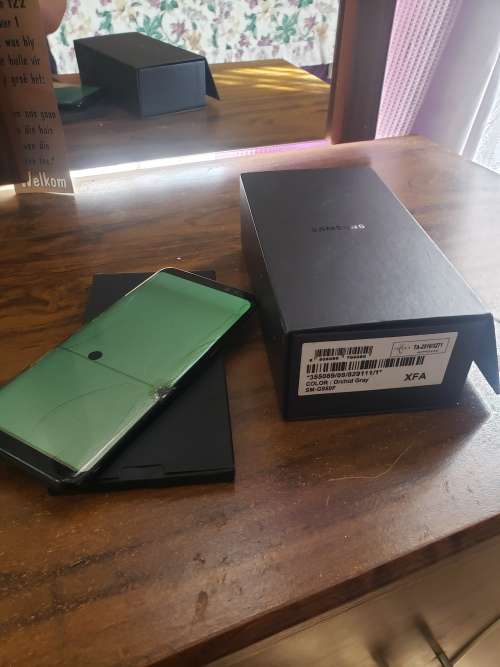 Samsung Galaxy S8 - 64GB (Cracked LCD) price slashed.Box available