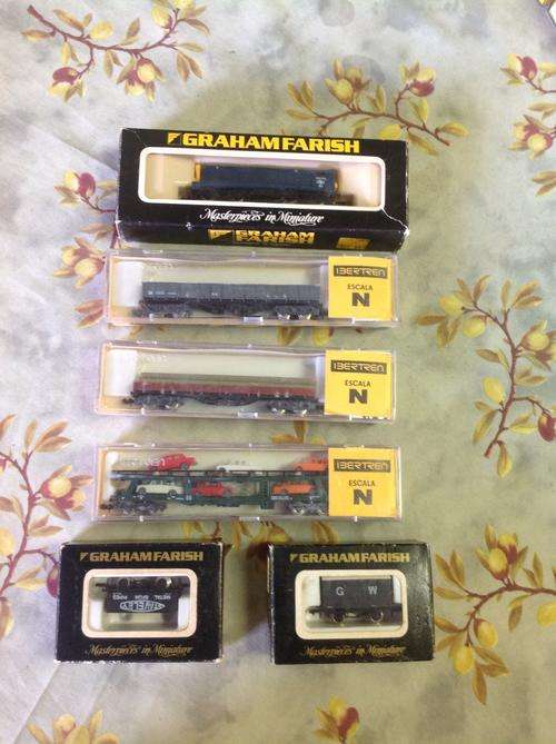 N Gauge locomotive and goods wagons