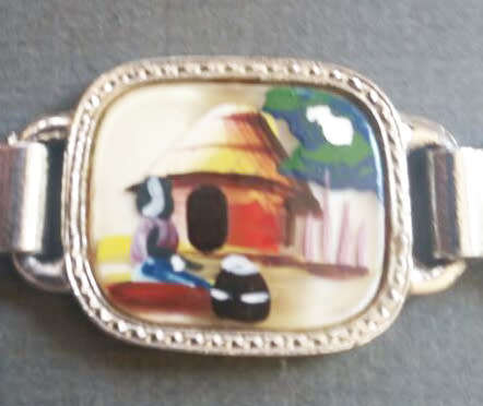 DELIGHTFUL VINTAGE HAND PAINTED BRACELET WITH TOGGLE CLOSING. UNUSUAL!
