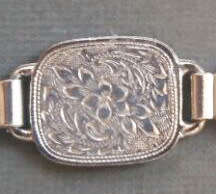 DELIGHTFUL VINTAGE HAND PAINTED BRACELET WITH TOGGLE CLOSING. UNUSUAL!