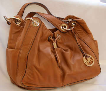 MICHAEL KORS TAN LEATHER HOBO HANDBAG. BIG GOLD RING DETAIL. ORIGINAL MK DUSTCOVER.