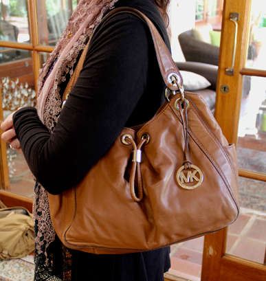 MICHAEL KORS TAN LEATHER HOBO HANDBAG. BIG GOLD RING DETAIL. ORIGINAL MK DUSTCOVER.