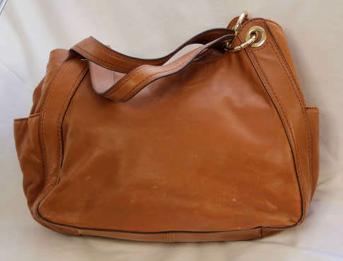 MICHAEL KORS TAN LEATHER HOBO HANDBAG. BIG GOLD RING DETAIL. ORIGINAL MK DUSTCOVER.