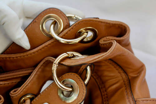 MICHAEL KORS TAN LEATHER HOBO HANDBAG. BIG GOLD RING DETAIL. ORIGINAL MK DUSTCOVER.
