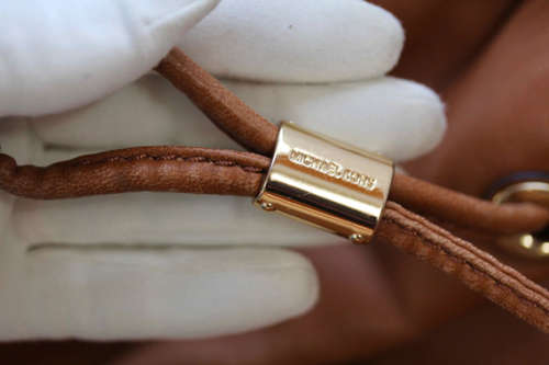 MICHAEL KORS TAN LEATHER HOBO HANDBAG. BIG GOLD RING DETAIL. ORIGINAL MK DUSTCOVER.