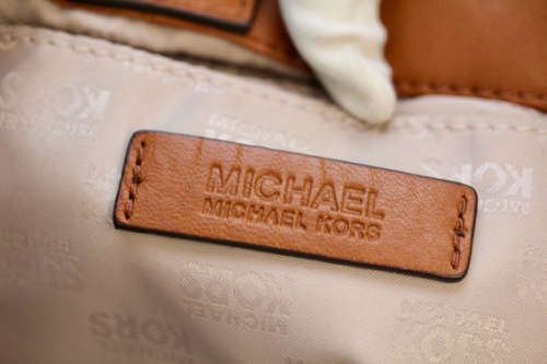 MICHAEL KORS TAN LEATHER HOBO HANDBAG. BIG GOLD RING DETAIL. ORIGINAL MK DUSTCOVER.