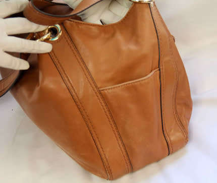 MICHAEL KORS TAN LEATHER HOBO HANDBAG. BIG GOLD RING DETAIL. ORIGINAL MK DUSTCOVER.