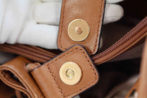 MICHAEL KORS TAN LEATHER HOBO HANDBAG. BIG GOLD RING DETAIL. ORIGINAL MK DUSTCOVER.