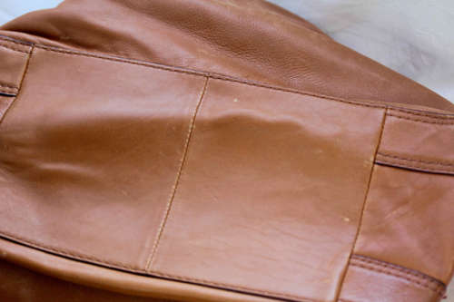 MICHAEL KORS TAN LEATHER HOBO HANDBAG. BIG GOLD RING DETAIL. ORIGINAL MK DUSTCOVER.