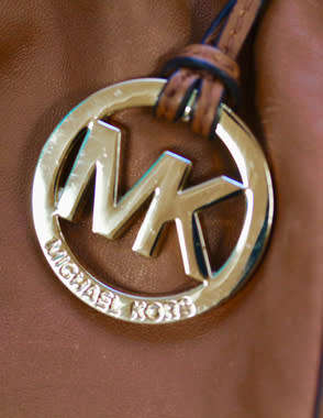 MICHAEL KORS TAN LEATHER HOBO HANDBAG. BIG GOLD RING DETAIL. ORIGINAL MK DUSTCOVER.