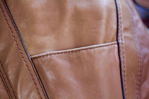 MICHAEL KORS TAN LEATHER HOBO HANDBAG. BIG GOLD RING DETAIL. ORIGINAL MK DUSTCOVER.