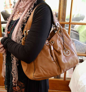 MICHAEL KORS TAN LEATHER HOBO HANDBAG. BIG GOLD RING DETAIL. ORIGINAL MK DUSTCOVER.