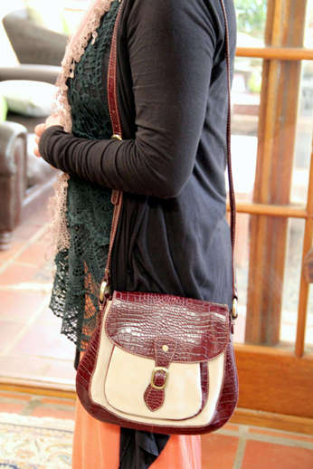 PAUL COSTELLOE DRESSAGE SADDLEBAG HANDBAG. CREAM FABRIC WEAVE WITH BURGUNDY PATENT LEATHER DETAILS