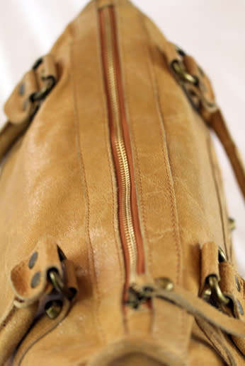 MUSTARD FIRENZE GENUINE LEATHER SAFARI HANDBAG. DESIGN MODELLED ON BALENCIAGA. MADE IN ITALY.