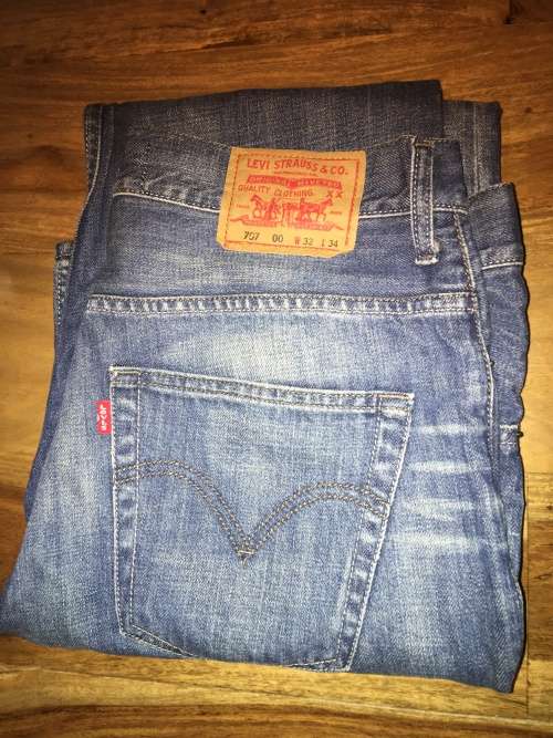 Levis Jeans (quality photos in description)