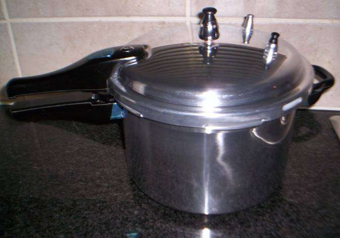 Sunbeam 7.5 litre pressure cooker - brand new