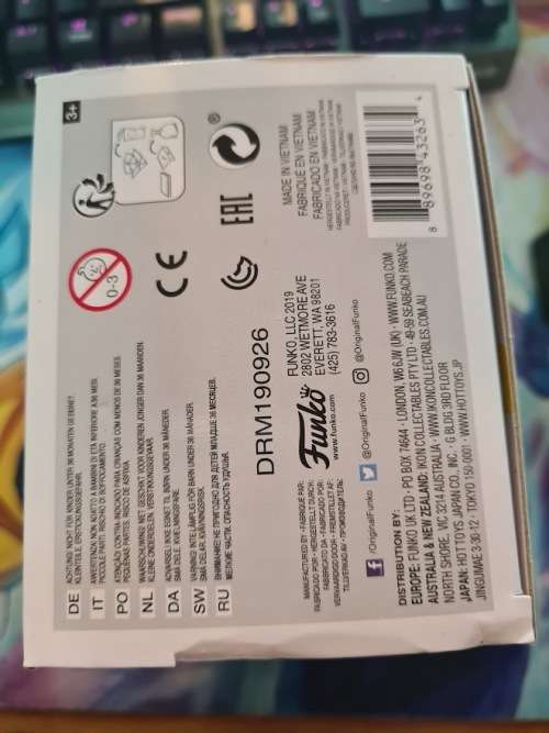 Funko POP! Games - Pokemon - Pikachu (Waving) - Damaged box