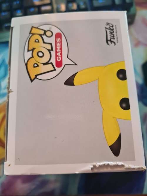 Funko POP! Games - Pokemon - Pikachu (Waving) - Damaged box
