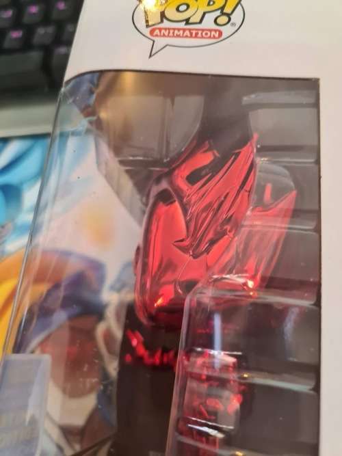 Funko Pop! - Super Saiyan Vegeta - Red Chrome - SDCC + protector (Box Damage)