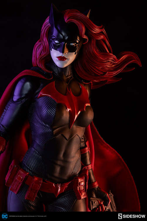DC Comics - Sideshow - Batwoman Premium Format Statue - Exclusive edition