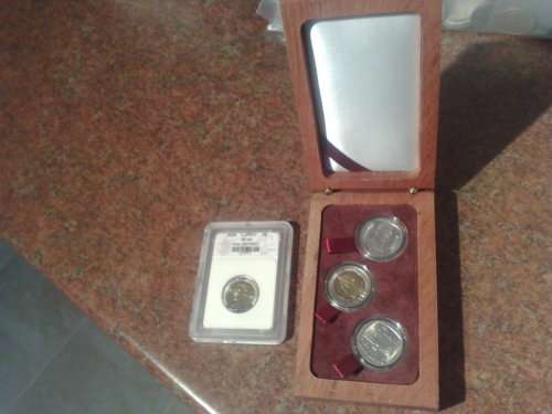 MANDELA 90TH BIRTHDAY R5-GRADED MS66 PLUS DISPLAY BOX WITH 3 MANDELA COINS,CIRCULATED,IN CAPSULES