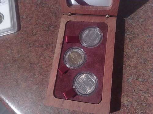 MANDELA 90TH BIRTHDAY R5-GRADED MS66 PLUS DISPLAY BOX WITH 3 MANDELA COINS,CIRCULATED,IN CAPSULES