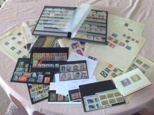 GLORY LOT TO CLEAR-CARDS,SLEEVES,PAGES,,ODDS-40  ITEMS IN TOTAL-PLUS STOCKBOOK FULL-BARGAIN LOT