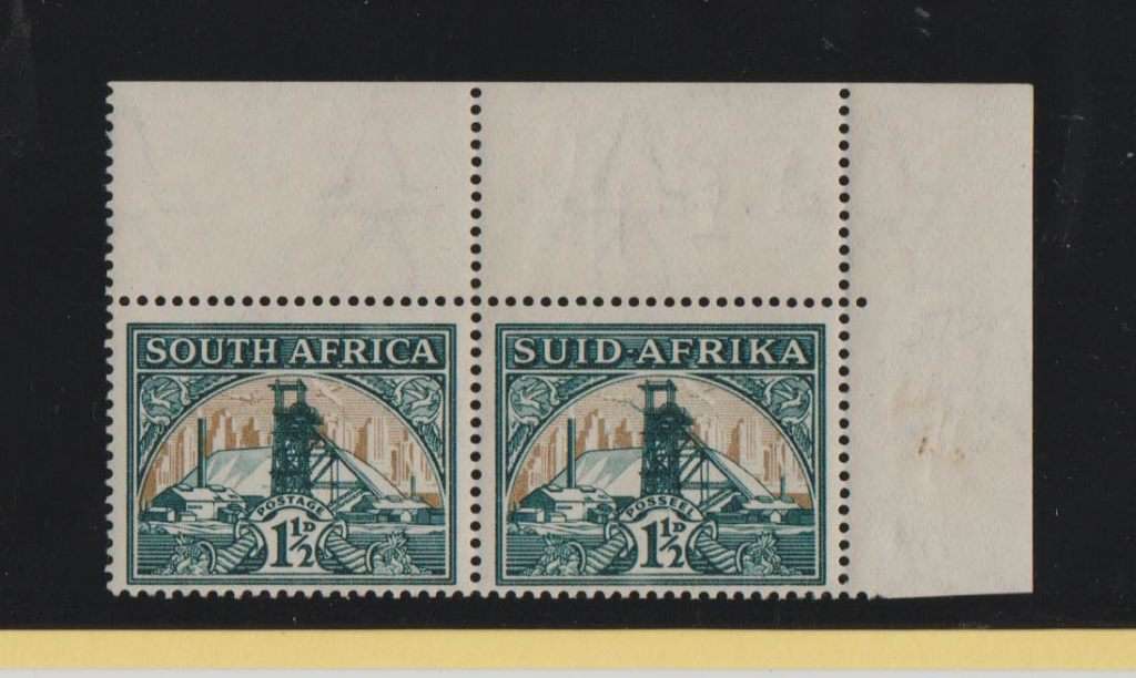 UNION SA HYPHENATED PICTORIAL 1½d GOLD MINE-VARIETY-LIGHTNING STRIKE ON HEAD GEAR-UM PAIR