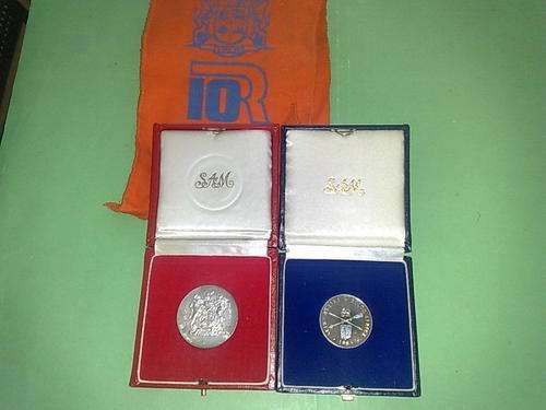 RSA-TWO SILVER COINS IN SA MINT BOXES-R1 PARLIAMENT AND 10 YR GROWTH