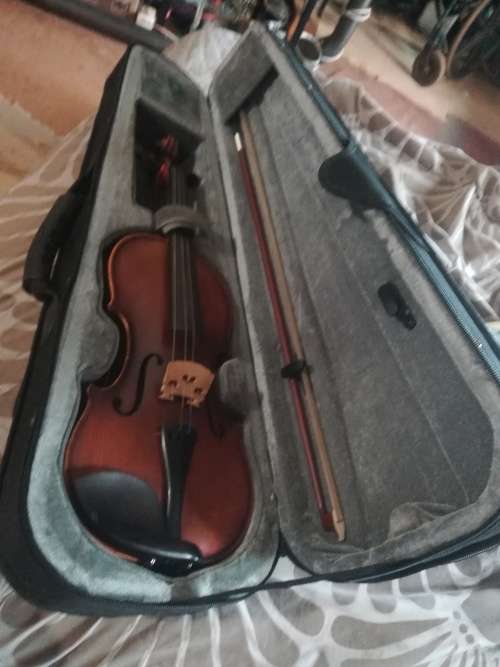Violin half size virtually new needs a string