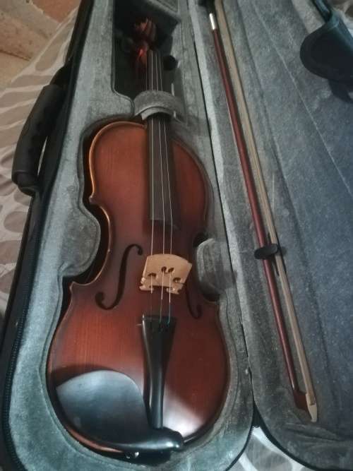 Violin half size virtually new needs a string