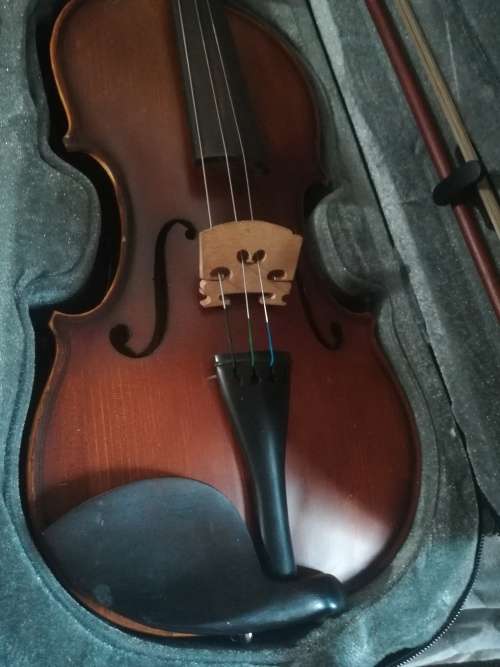 Violin half size virtually new needs a string
