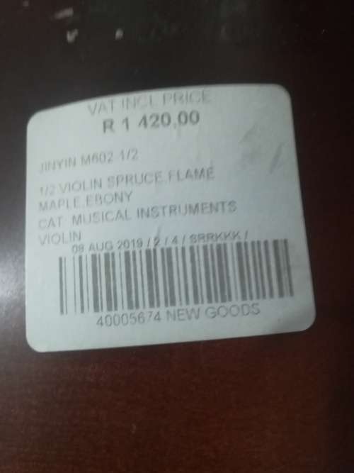 Violin half size virtually new needs a string