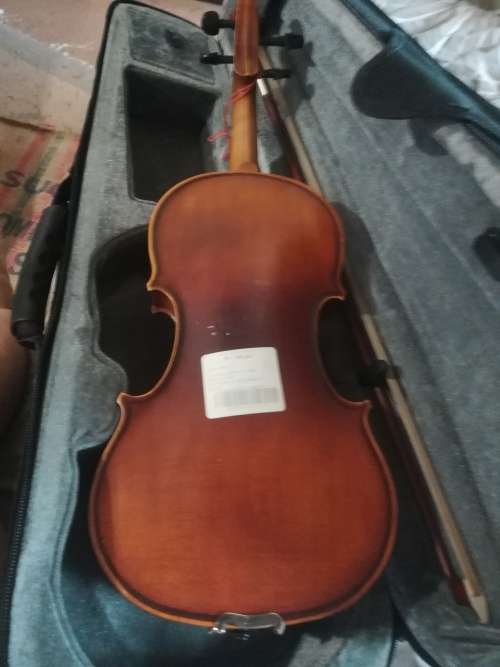 Violin half size virtually new needs a string