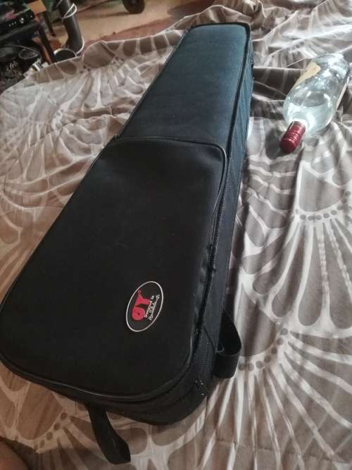 Violin half size virtually new needs a string